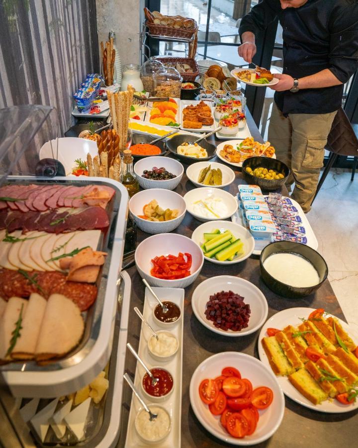 Emery Hotel Pristina Buitenkant foto