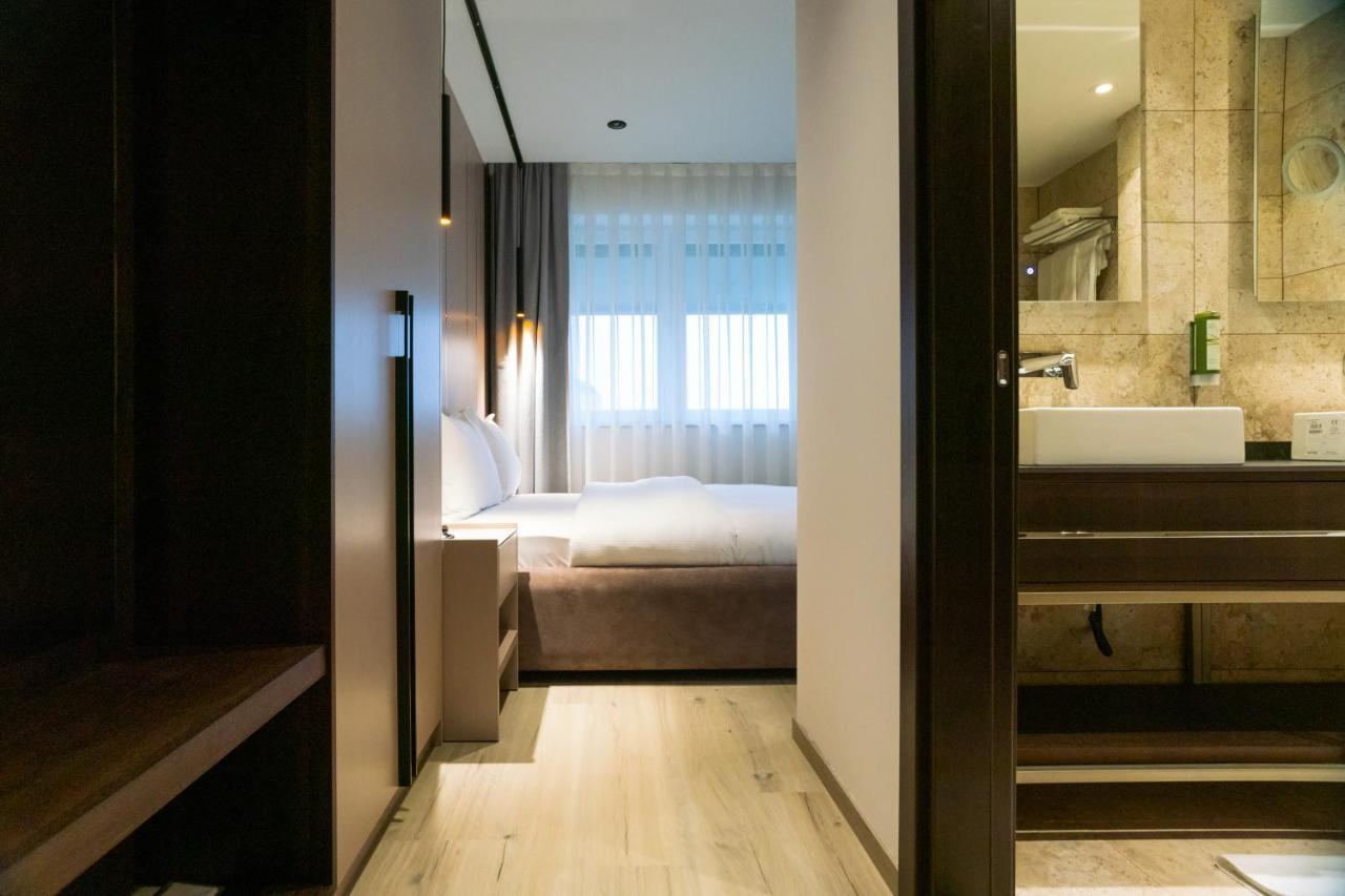 Emery Hotel Pristina Buitenkant foto