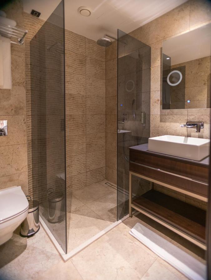 Emery Hotel Pristina Buitenkant foto