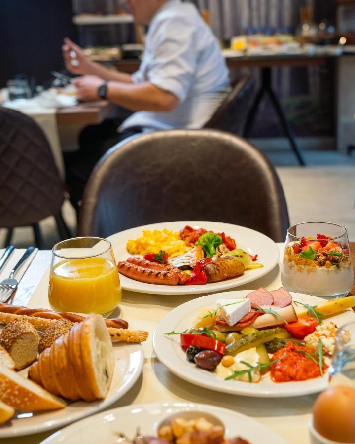 Emery Hotel Pristina Buitenkant foto