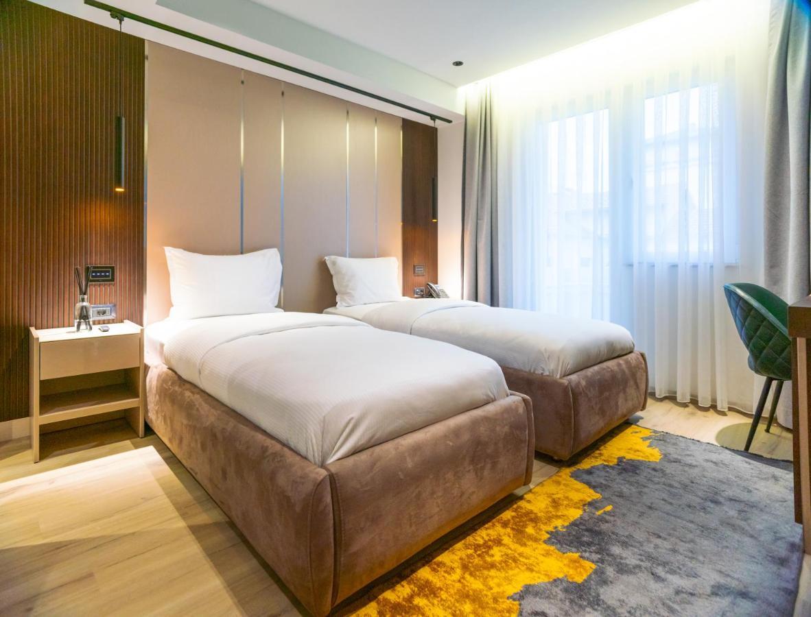 Emery Hotel Pristina Buitenkant foto