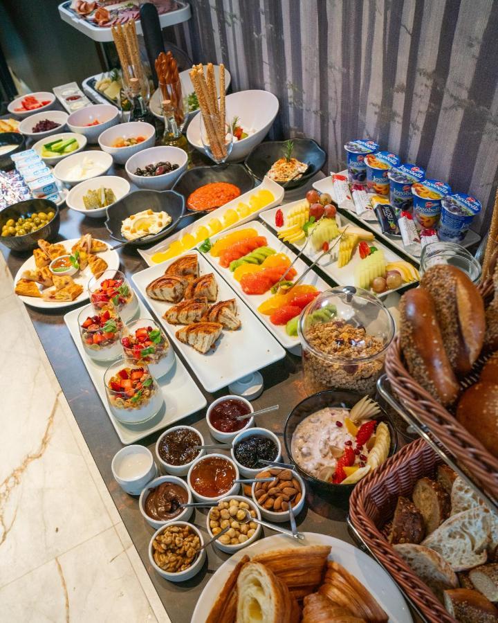 Emery Hotel Pristina Buitenkant foto