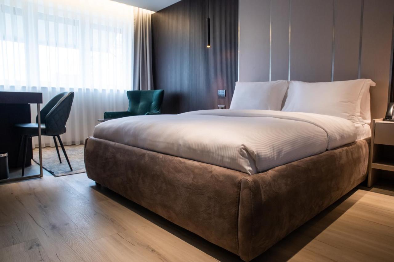 Emery Hotel Pristina Buitenkant foto