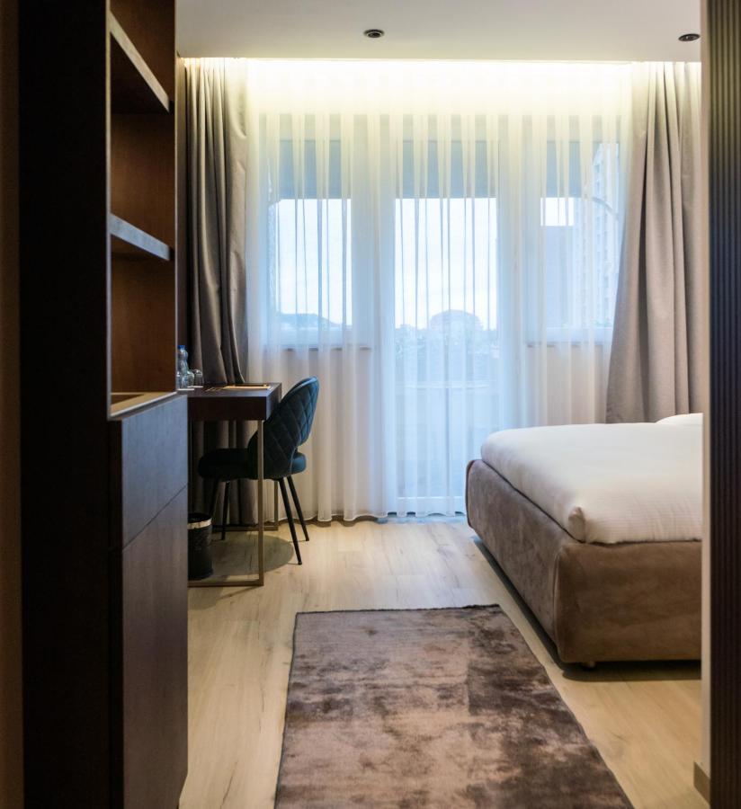 Emery Hotel Pristina Buitenkant foto