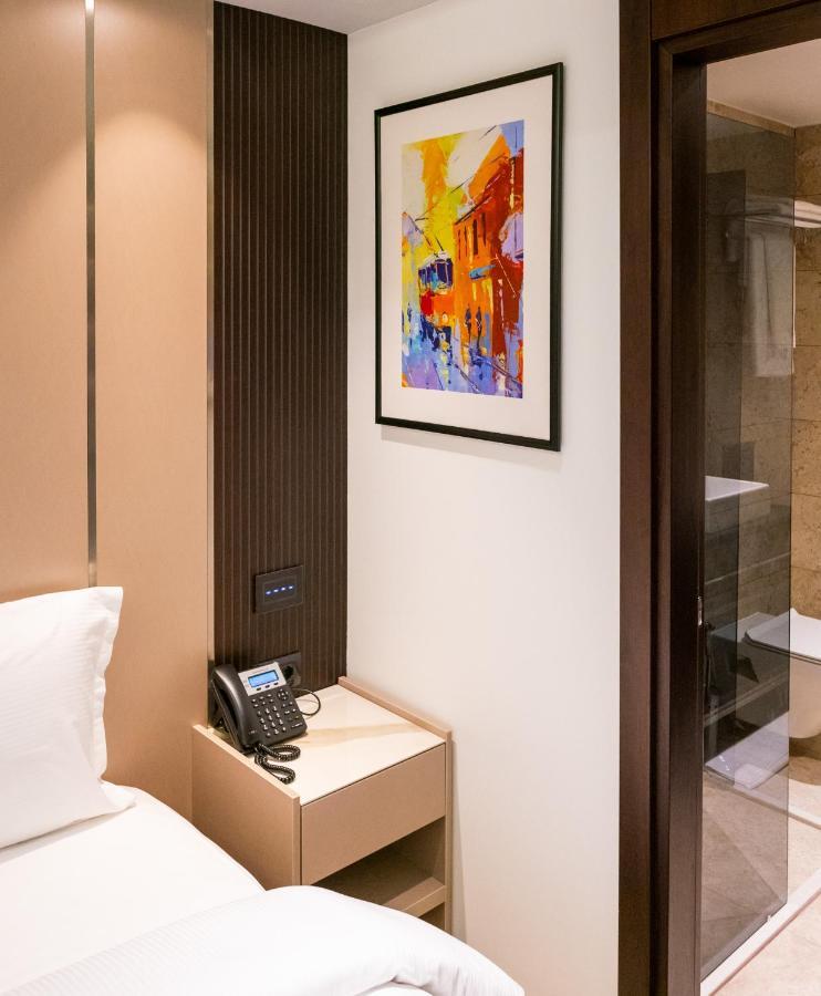 Emery Hotel Pristina Buitenkant foto