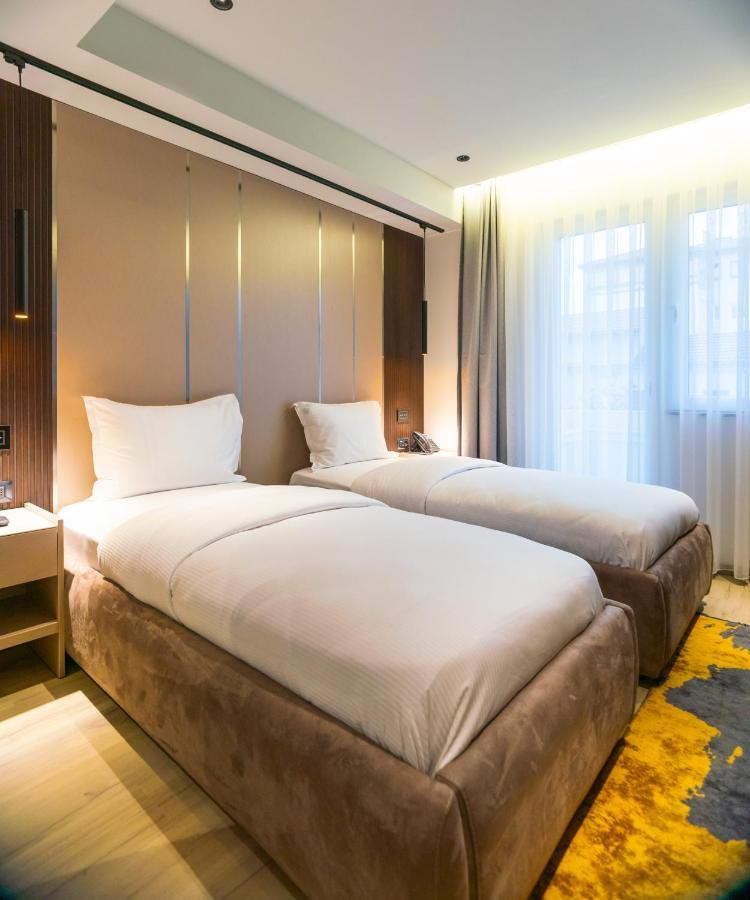Emery Hotel Pristina Buitenkant foto