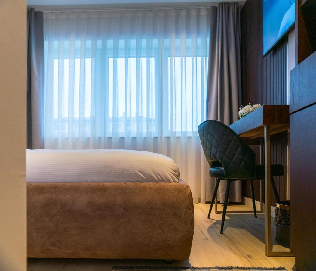 Emery Hotel Pristina Buitenkant foto