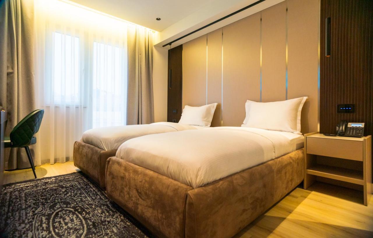 Emery Hotel Pristina Buitenkant foto