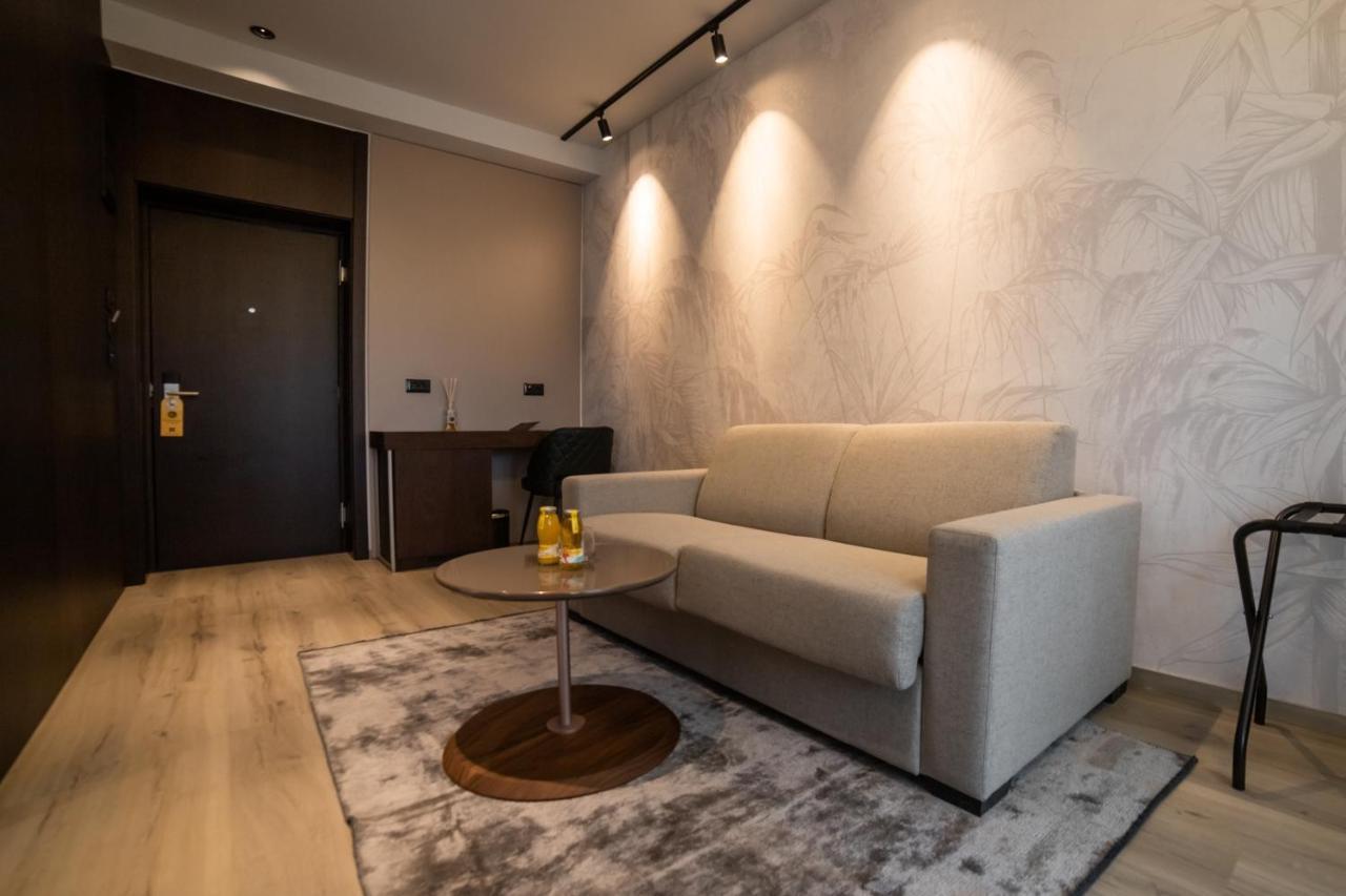 Emery Hotel Pristina Buitenkant foto