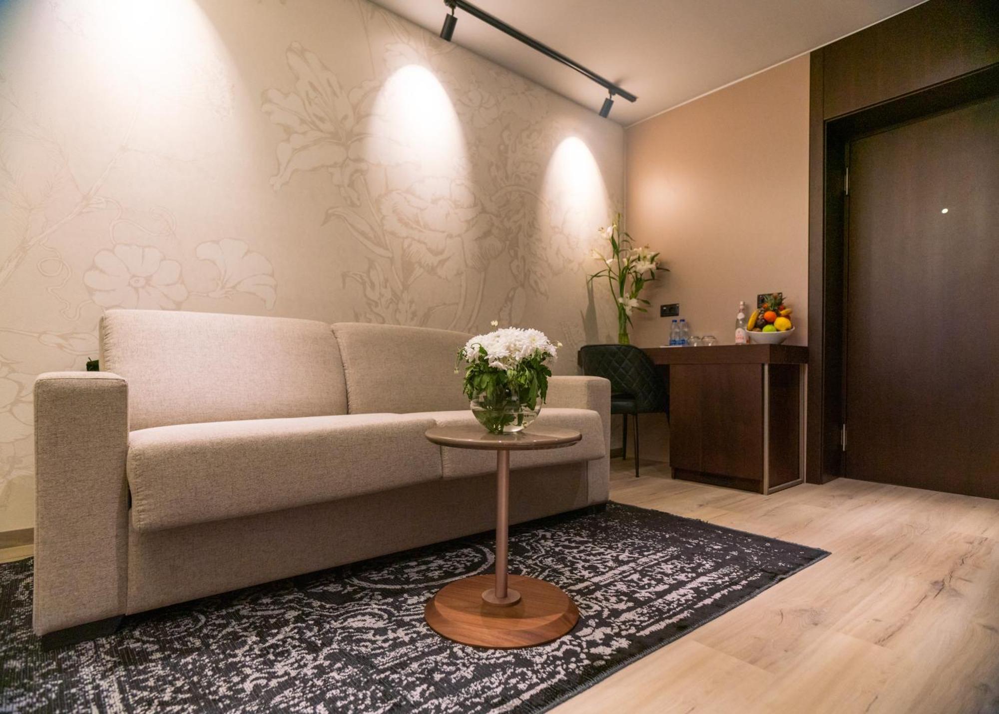 Emery Hotel Pristina Buitenkant foto