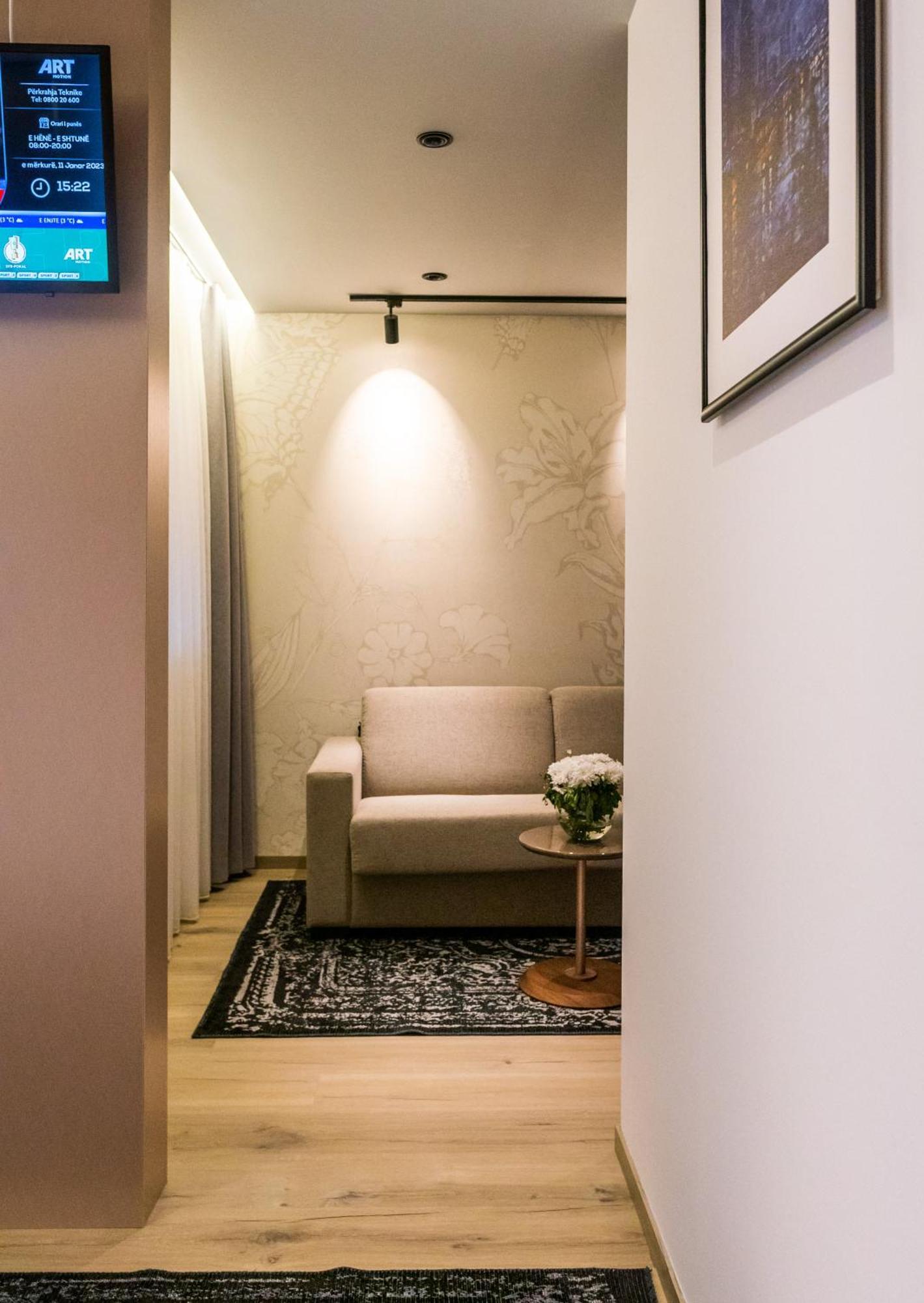 Emery Hotel Pristina Buitenkant foto