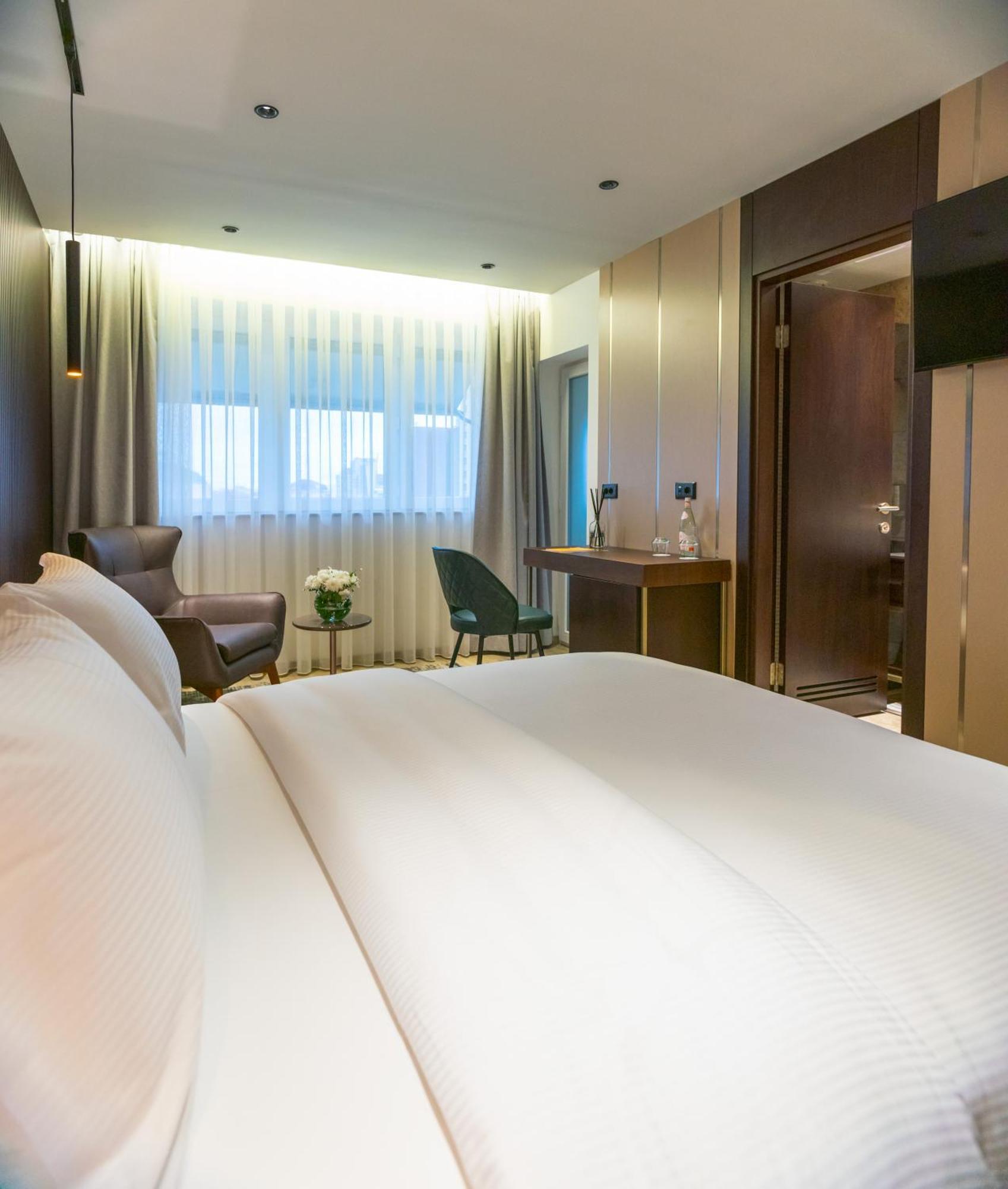Emery Hotel Pristina Buitenkant foto