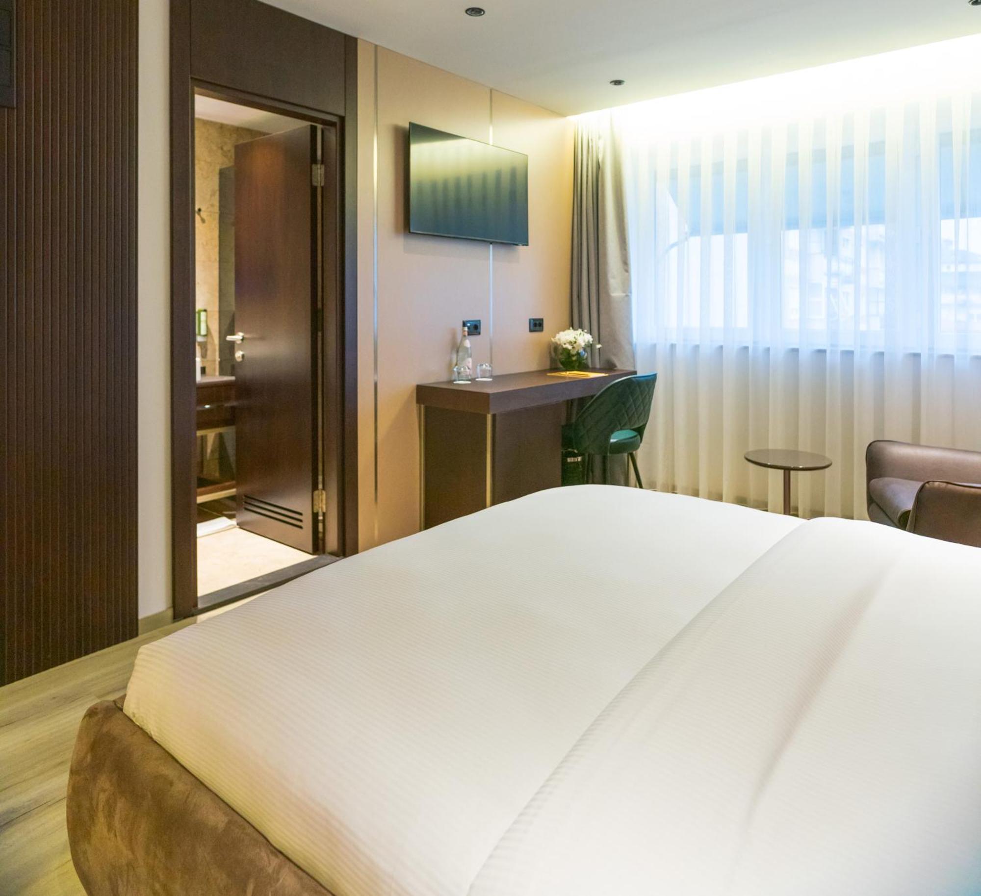Emery Hotel Pristina Buitenkant foto
